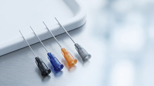Stumpfe Mikrokanülen in den Stärken 22G, 23G, 25G und 27G mit farbcodierten Luer-Lock-Ansätzen